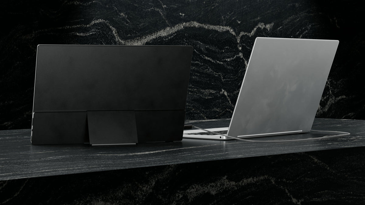Screenmate One 2,5K van achteren naast een laptop