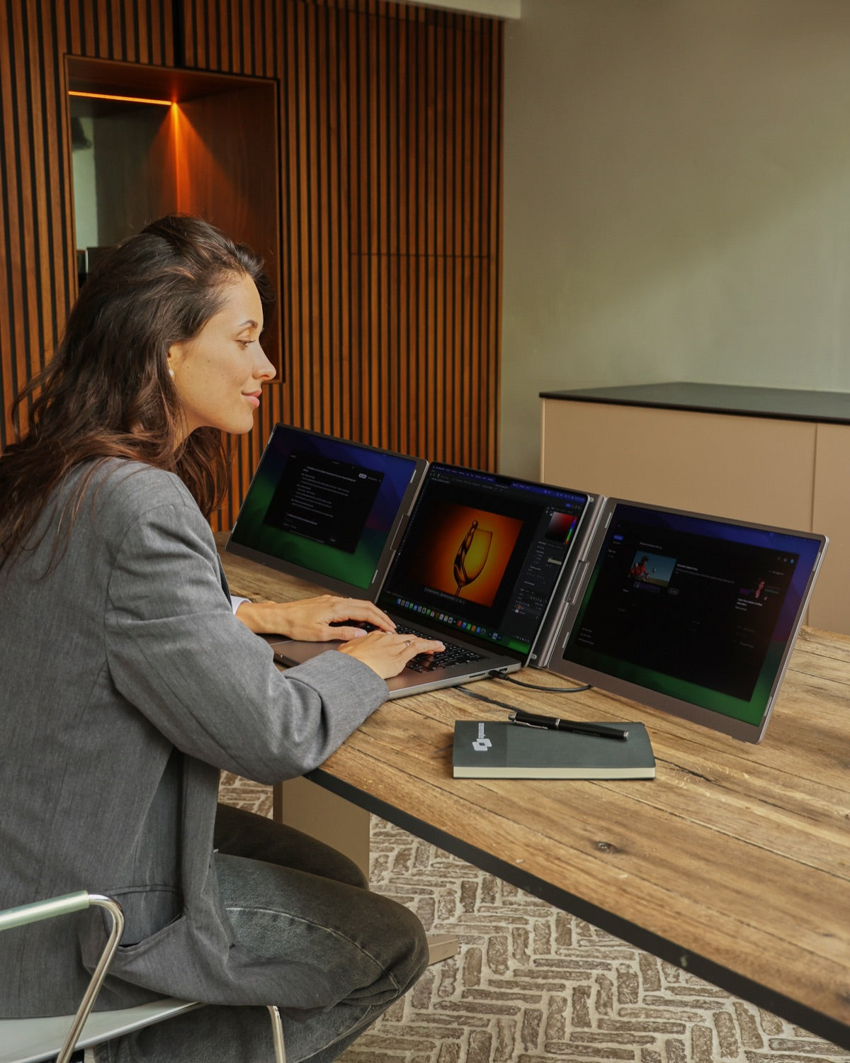 Professional uses a complete mobile Screenmate workstation