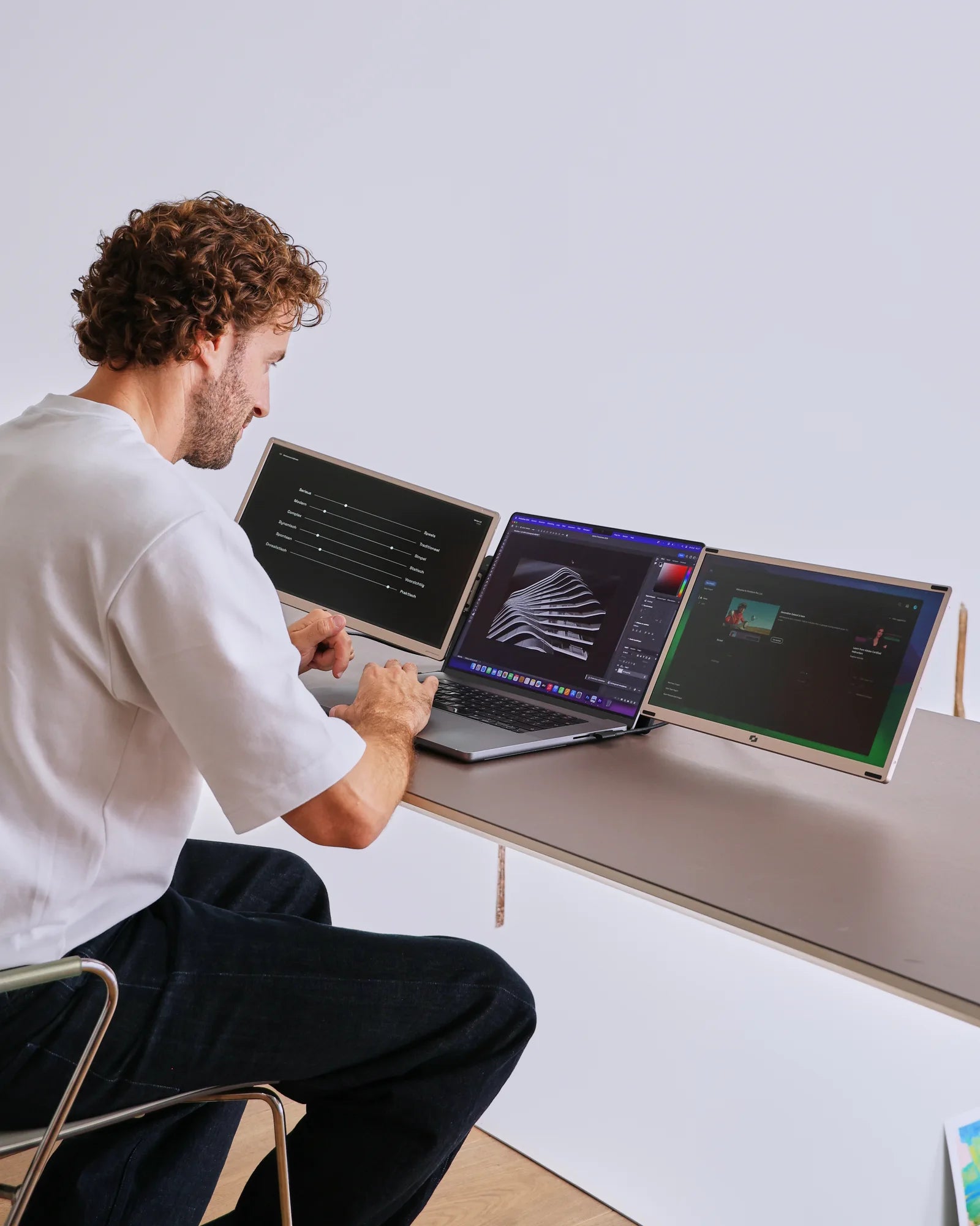 Professional werkt creatief met de flexibele Screenmate Infinity-opstelling