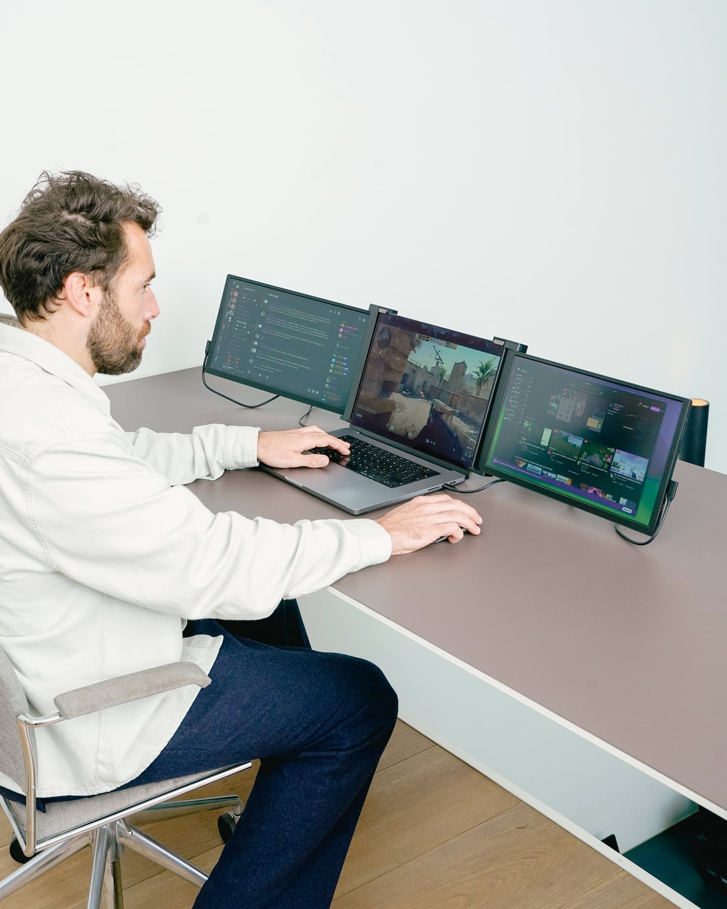 Man werkt met twee zwarte Expand-schermen tijdens het gamen