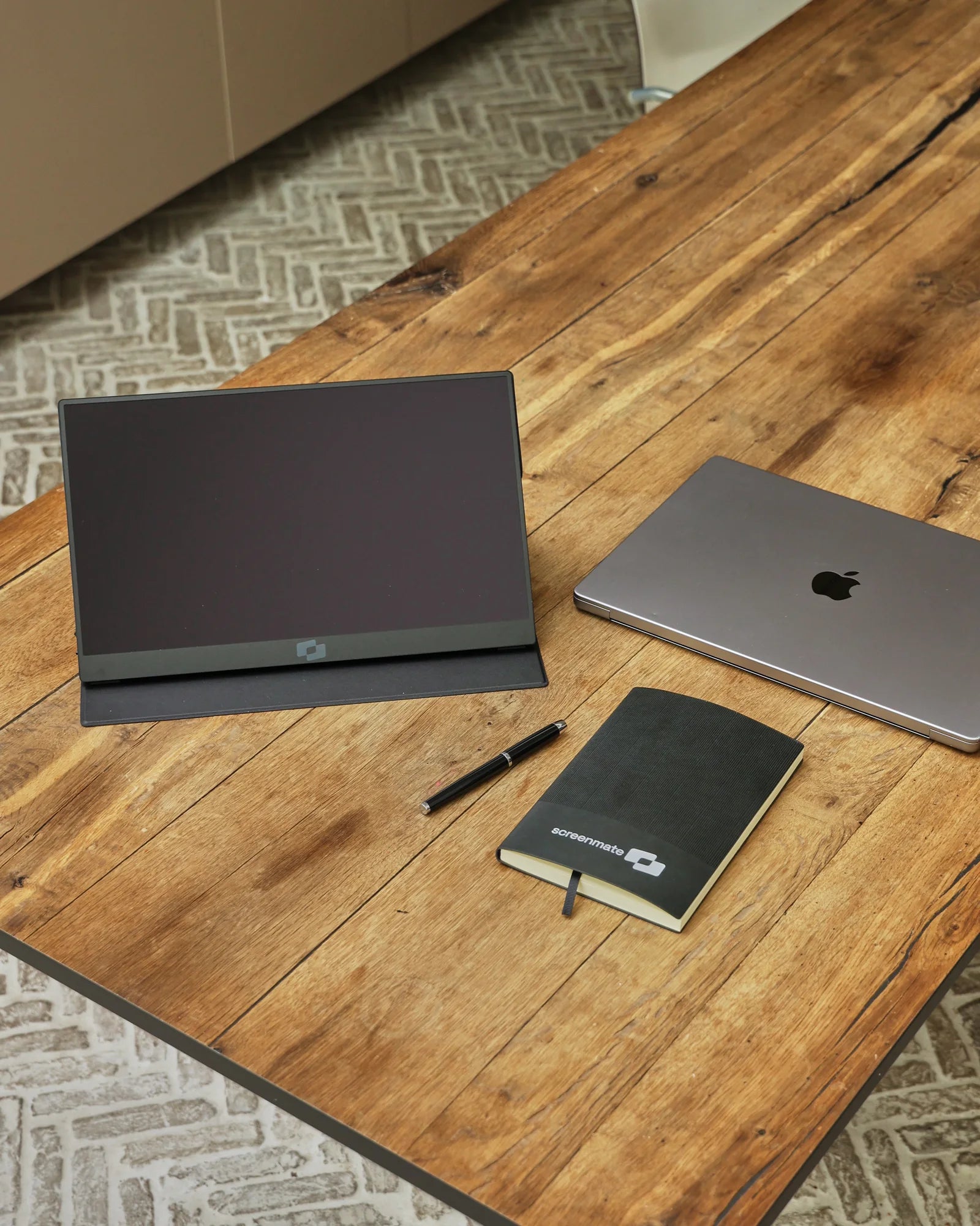 Screenmate Lite, MacBook en notitieboek op tafel