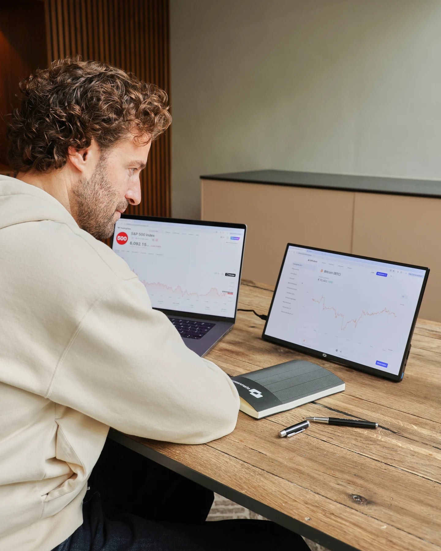Werken met de Screenmate One en een laptop bij het raam