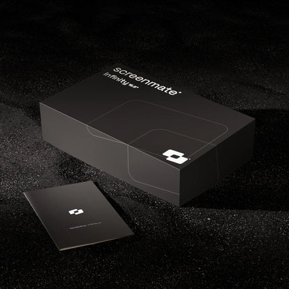 Verpakking van de Screenmate Infinity 15,6 inch met handleiding op een donkere ondergrond