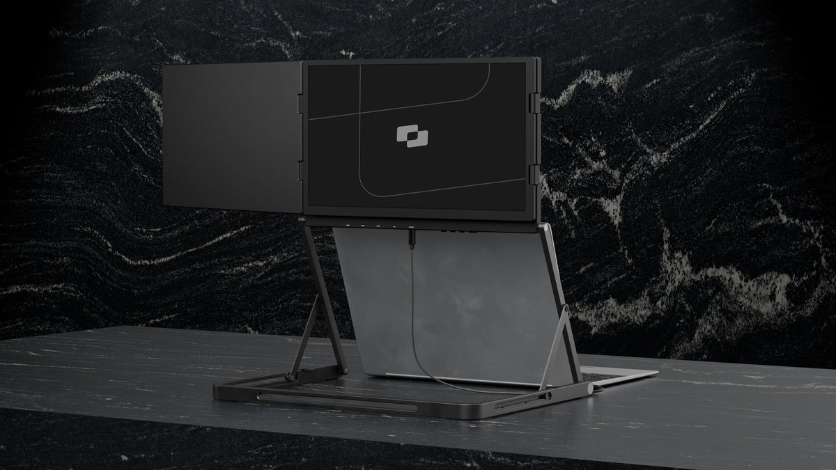 Panorama 15,6″ — Screenmate Panorama hinter einem Laptop, dessen seitlicher Bildschirm nach hinten gedreht ist