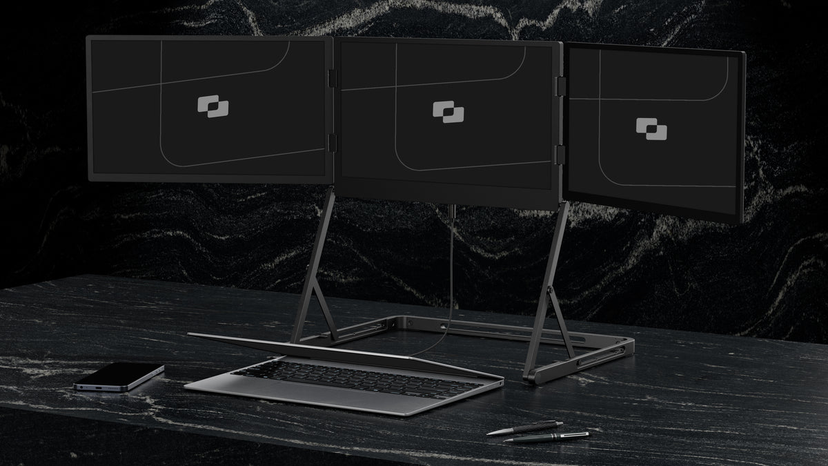 Panorama 15,6″ — Screenmate Panorama mit drei Bildschirmen auf einem freistehenden Ständer über einem Laptop
