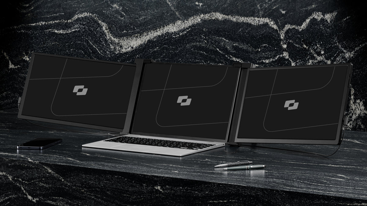 Expand 14″ — Screenmate Expand uitgeklapt met twee zijschermen naast een laptop op een donker bureau