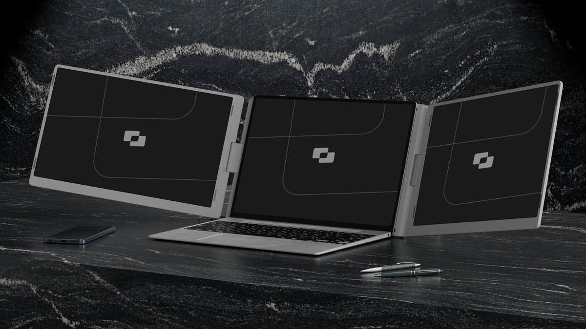 OneCable 14″ — Screenmate OneCable ausgeklappt mit zwei Bildschirmen neben einem Laptop auf einem dunklen Schreibtisch