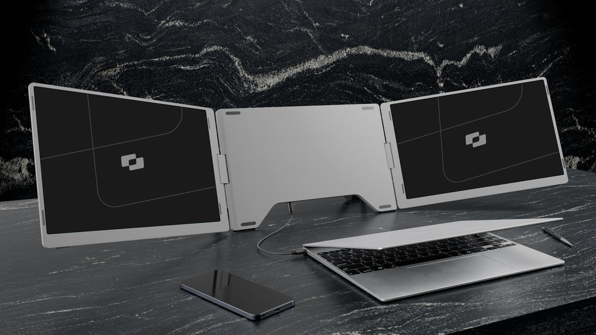 OneCable 14″ — Screenmate OneCable separat hinter einem Laptop aufgestellt, mit zwei geöffneten Seitenbildschirmen