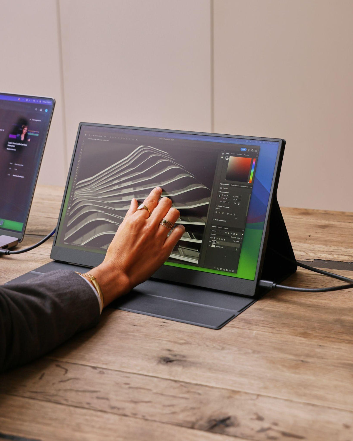 Bediening van de Screenmate Lite Touchscreen naast een Windows-laptop