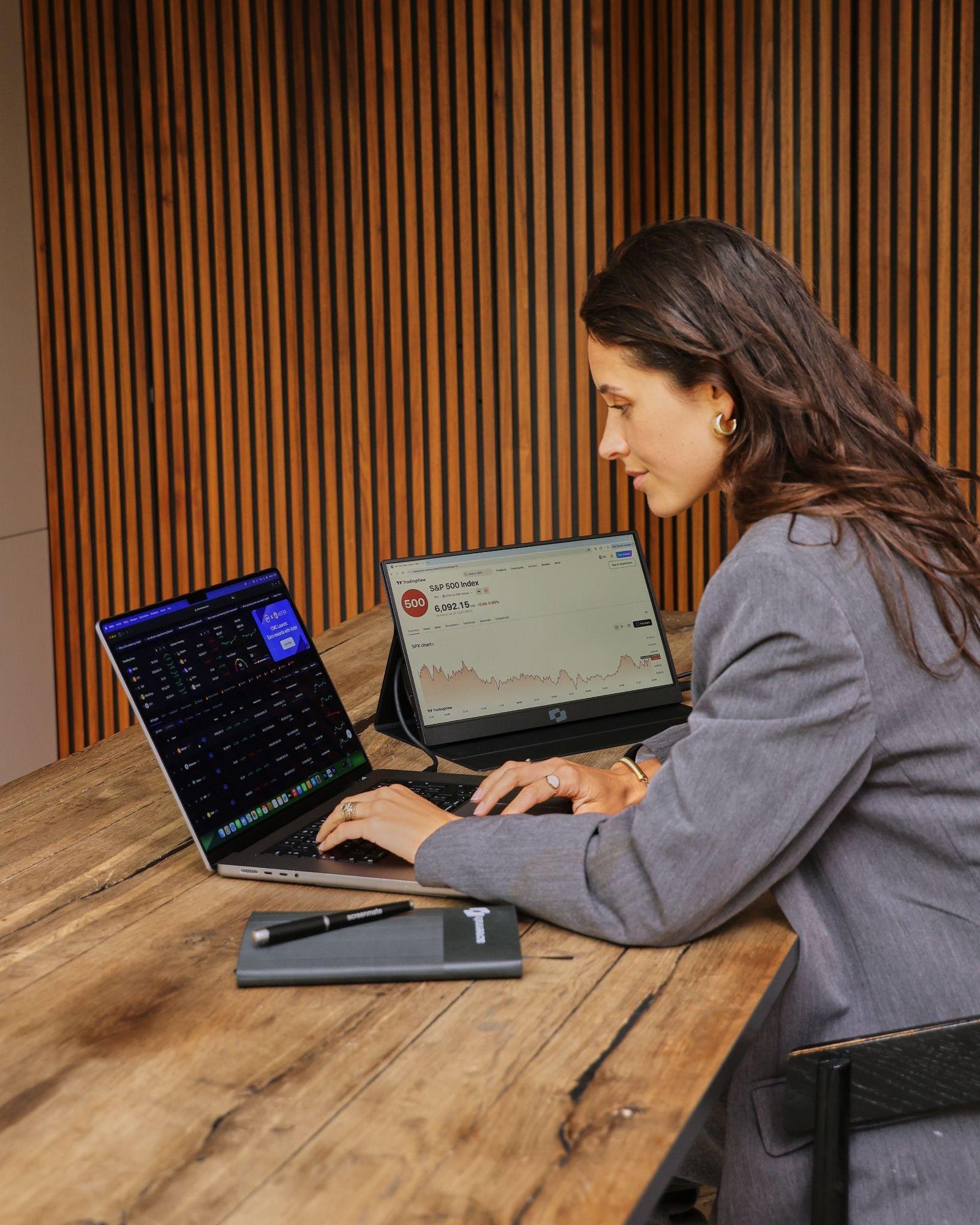 Medewerker werkt met een laptop en Screenmate Lite