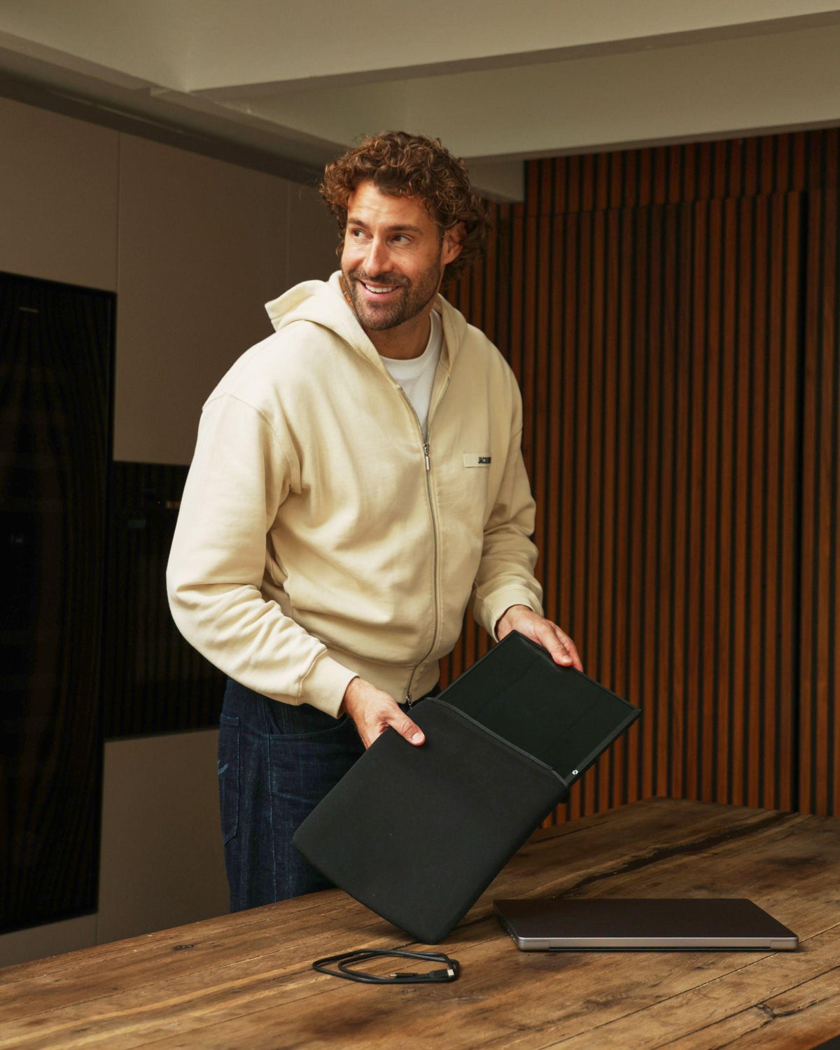 Model schuift de Screenmate One 4K in de meegeleverde beschermhoes