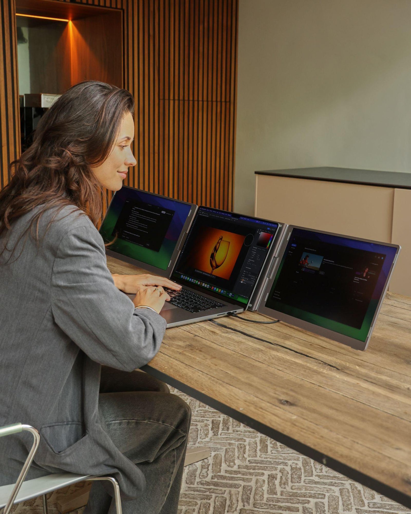 Zakelijke gebruiker werkt met een Screenmate OneCable