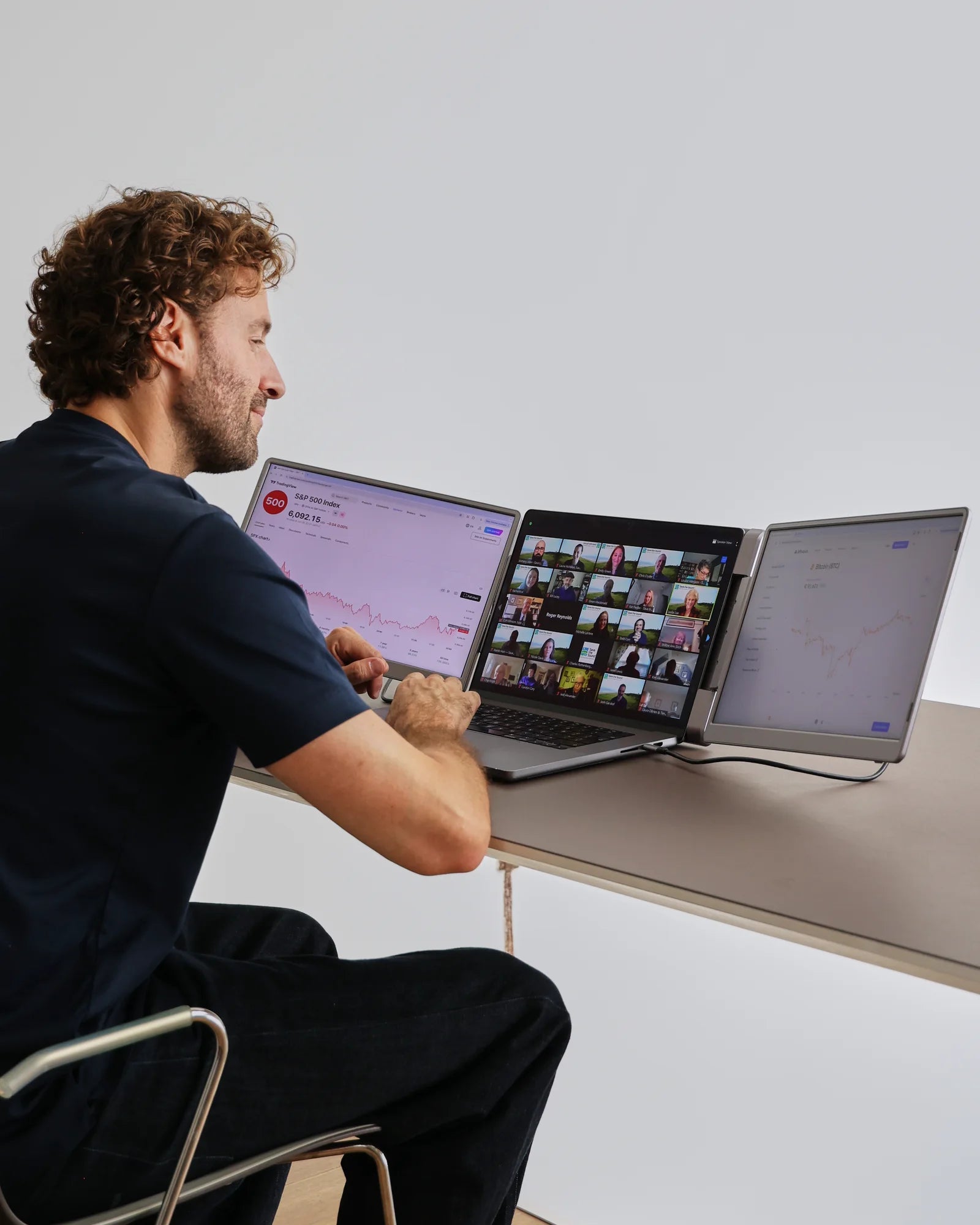 Professional werkt met de Screenmate Dual Flip aan een lichte tafel