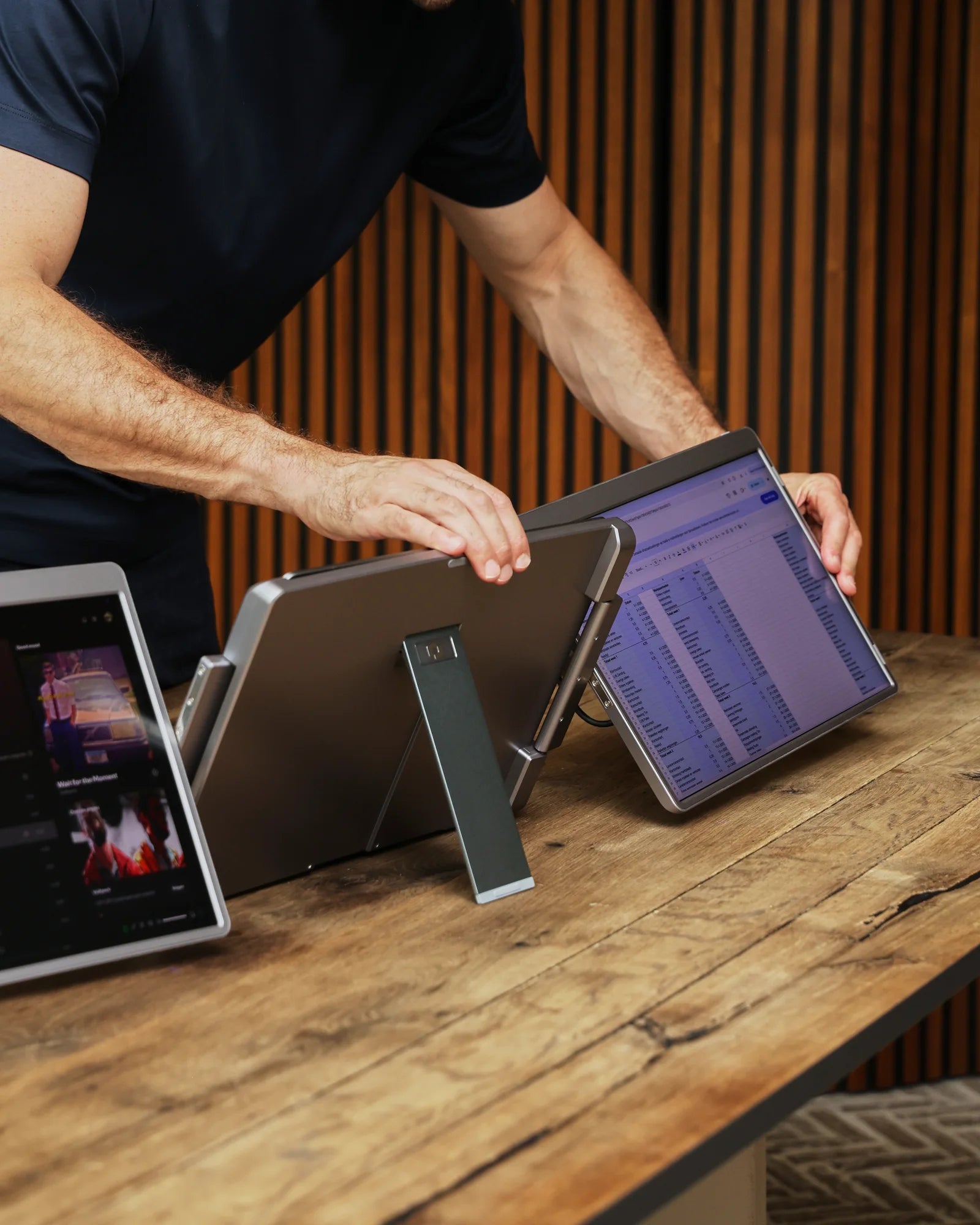 Screenmate Dual Flip wordt ingeklapt voor onderweg