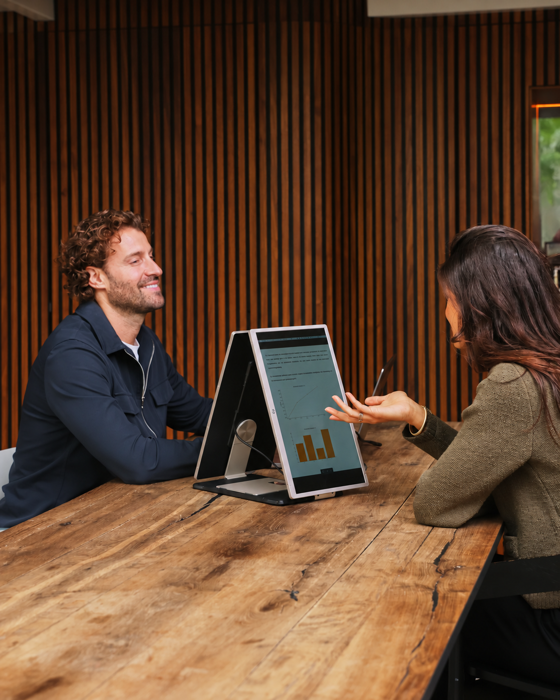 Twee professionals werken samen met de Screenmate Infinity