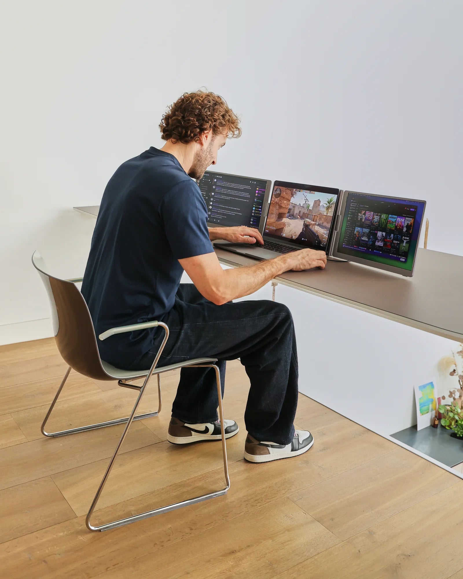 Ein Profi arbeitet mit dem Screenmate OneCable an einem hellen Tisch