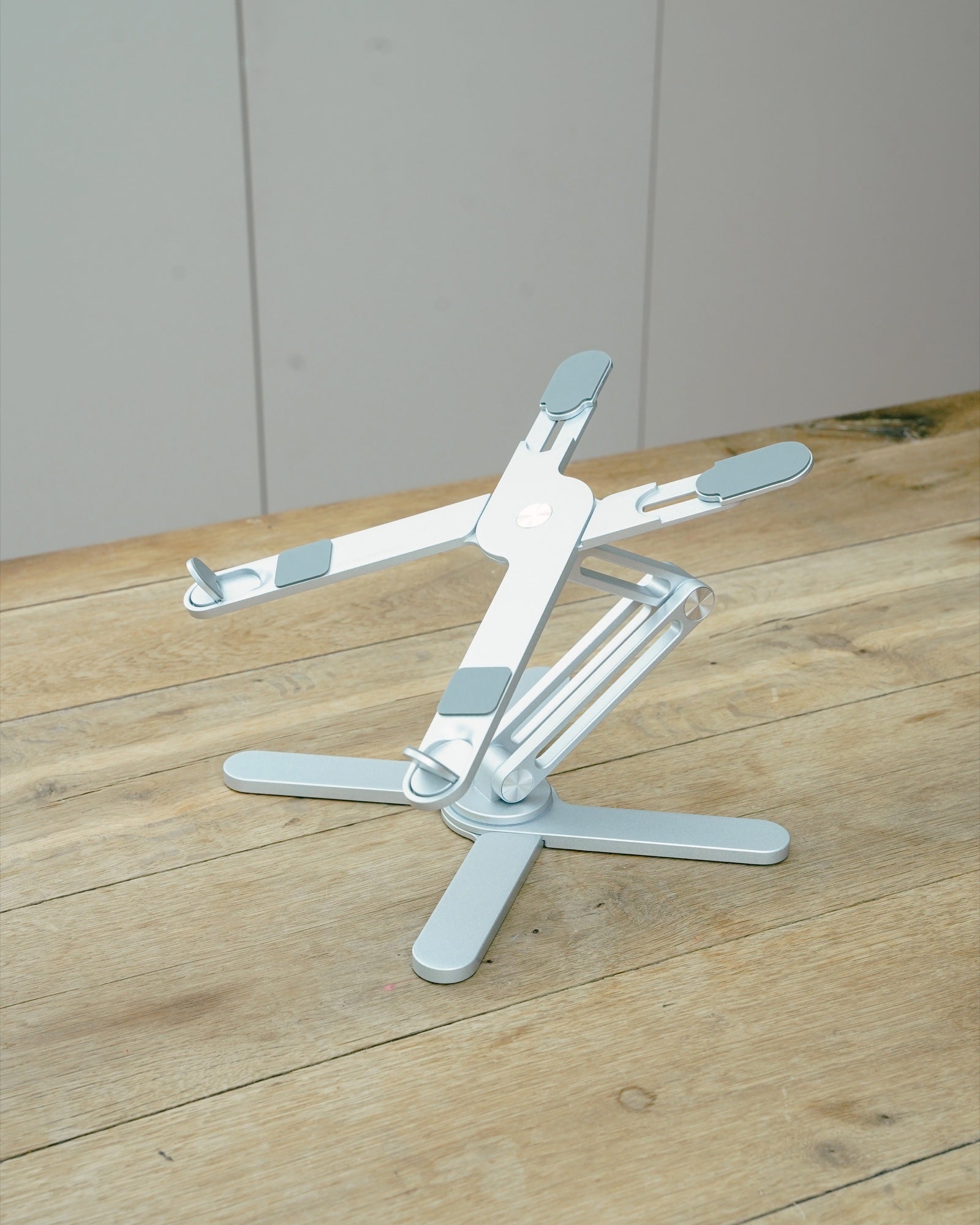 DeskStand with adjustable supports and silicone contact surfaces — Silver