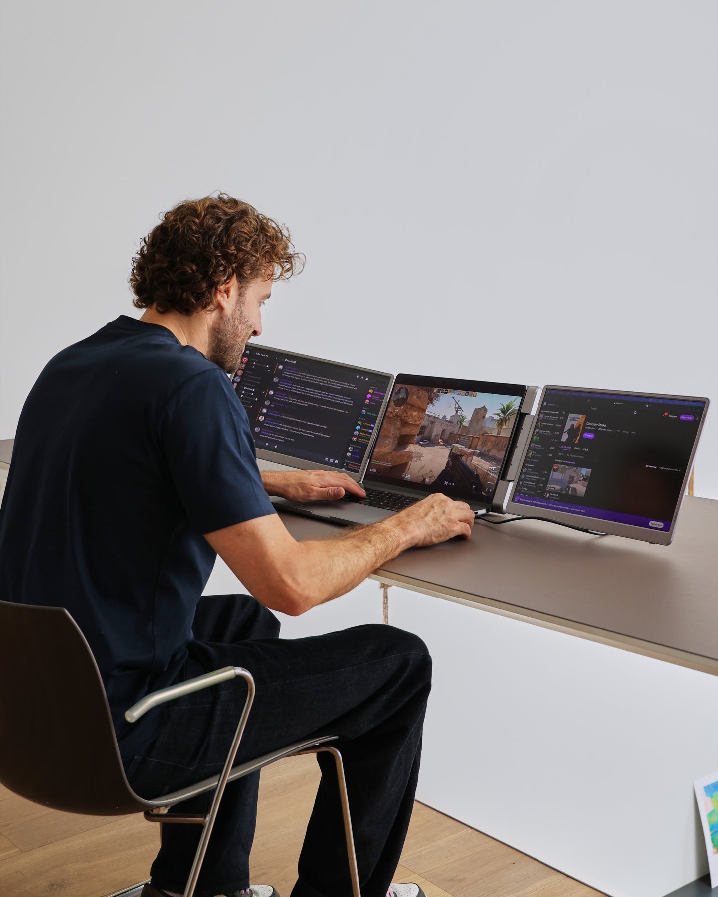 Professional gamet op een opstelling met de Screenmate Dual Flip