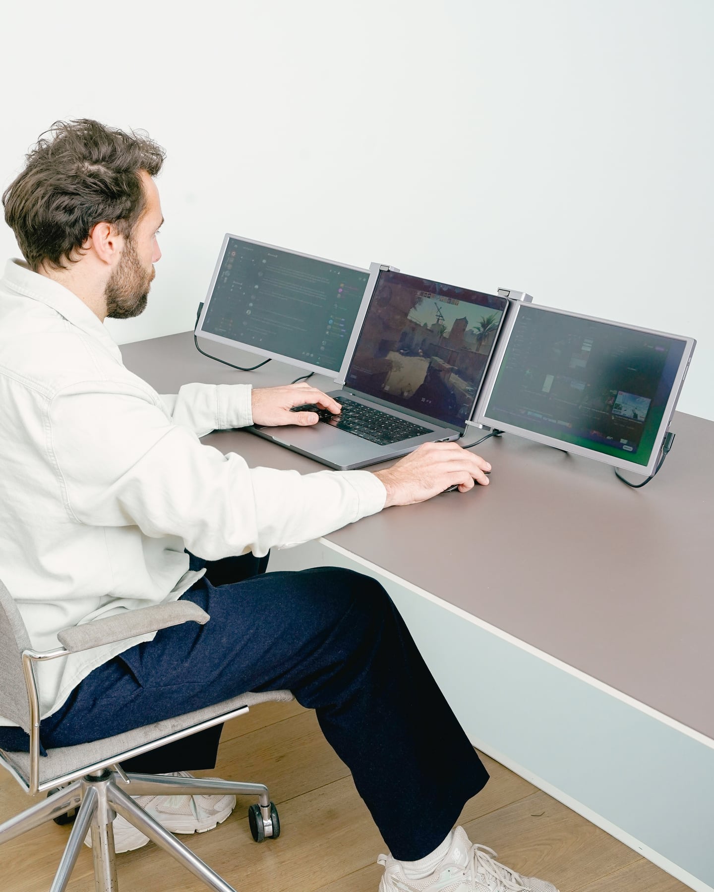 Grijze Screenmate Expand met twee extra schermen tijdens het gamen