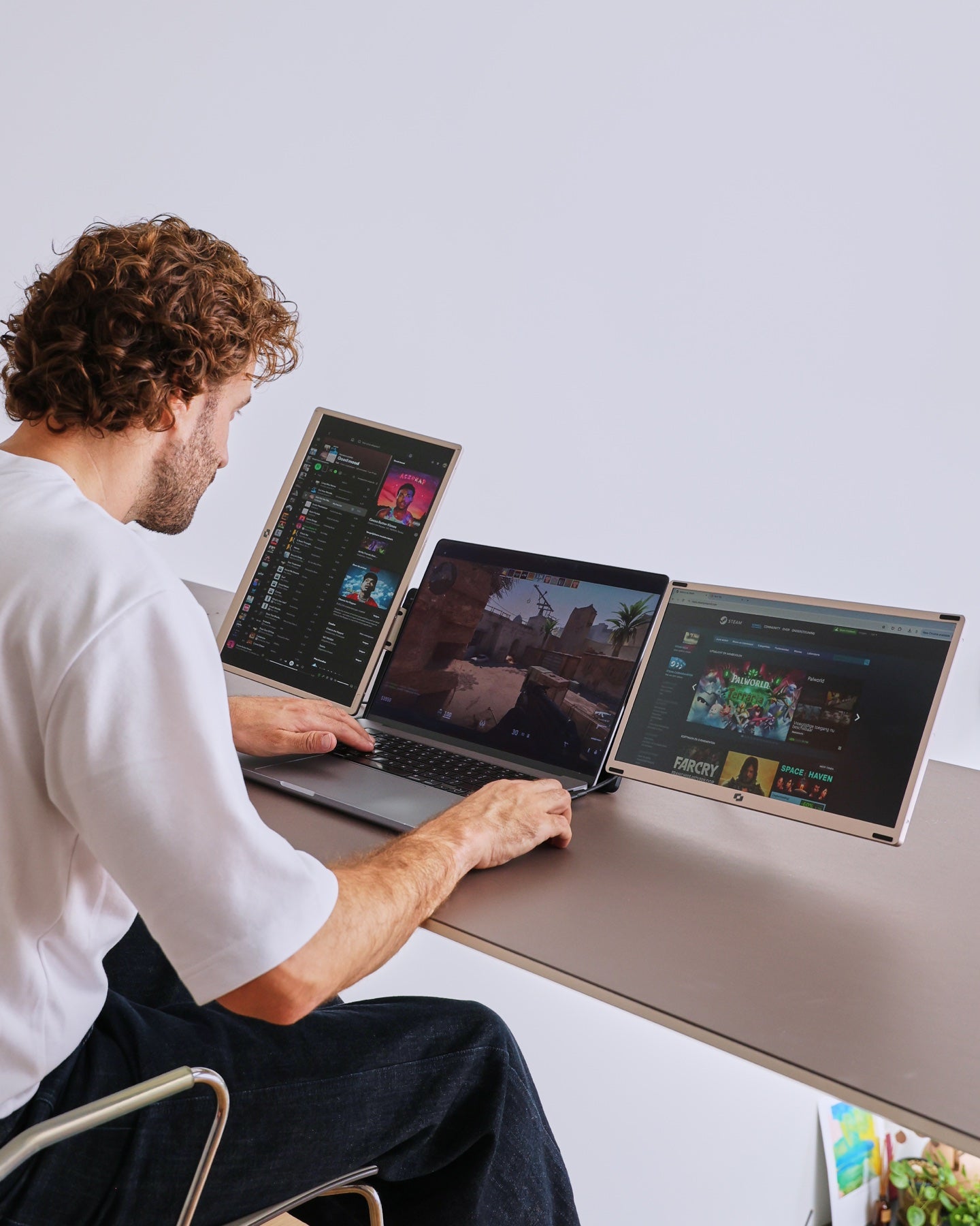 Professional werkt creatief met drie schermen van de Screenmate Infinity