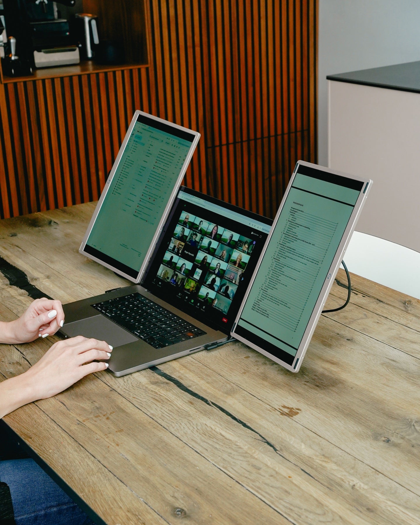 Screenmate Infinity met beide zijschermen verticaal naast de laptop tijdens een videogesprek