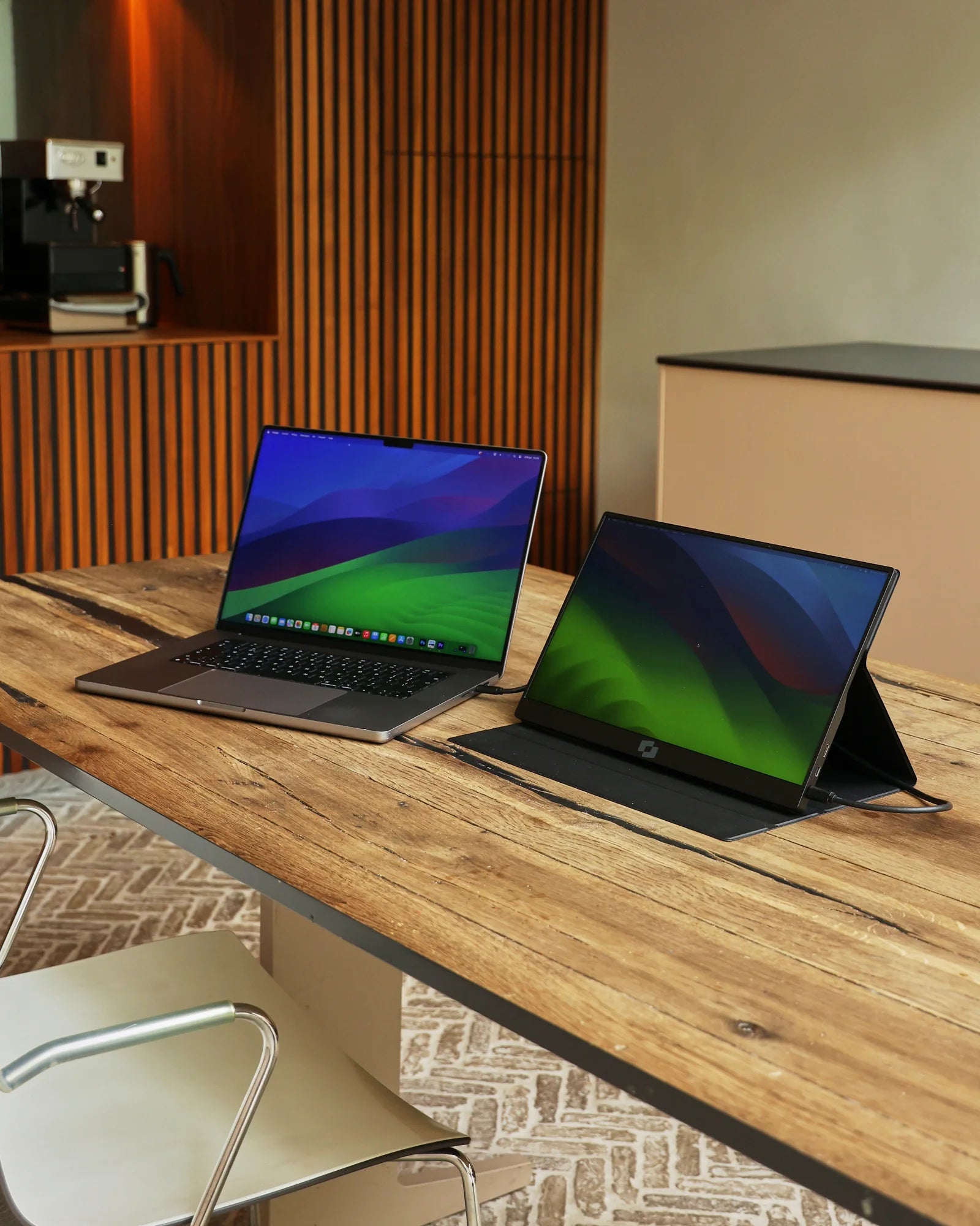 Laptop en Screenmate Lite naast elkaar op tafel