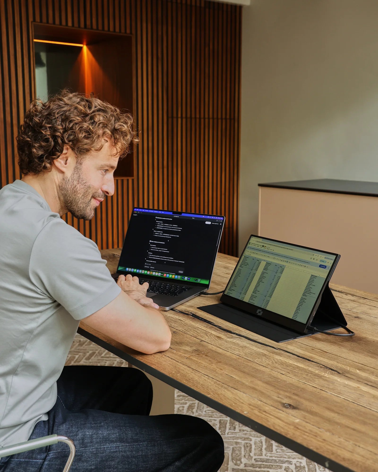 Professional gebruikt de Screenmate Lite Touchscreen aan tafel