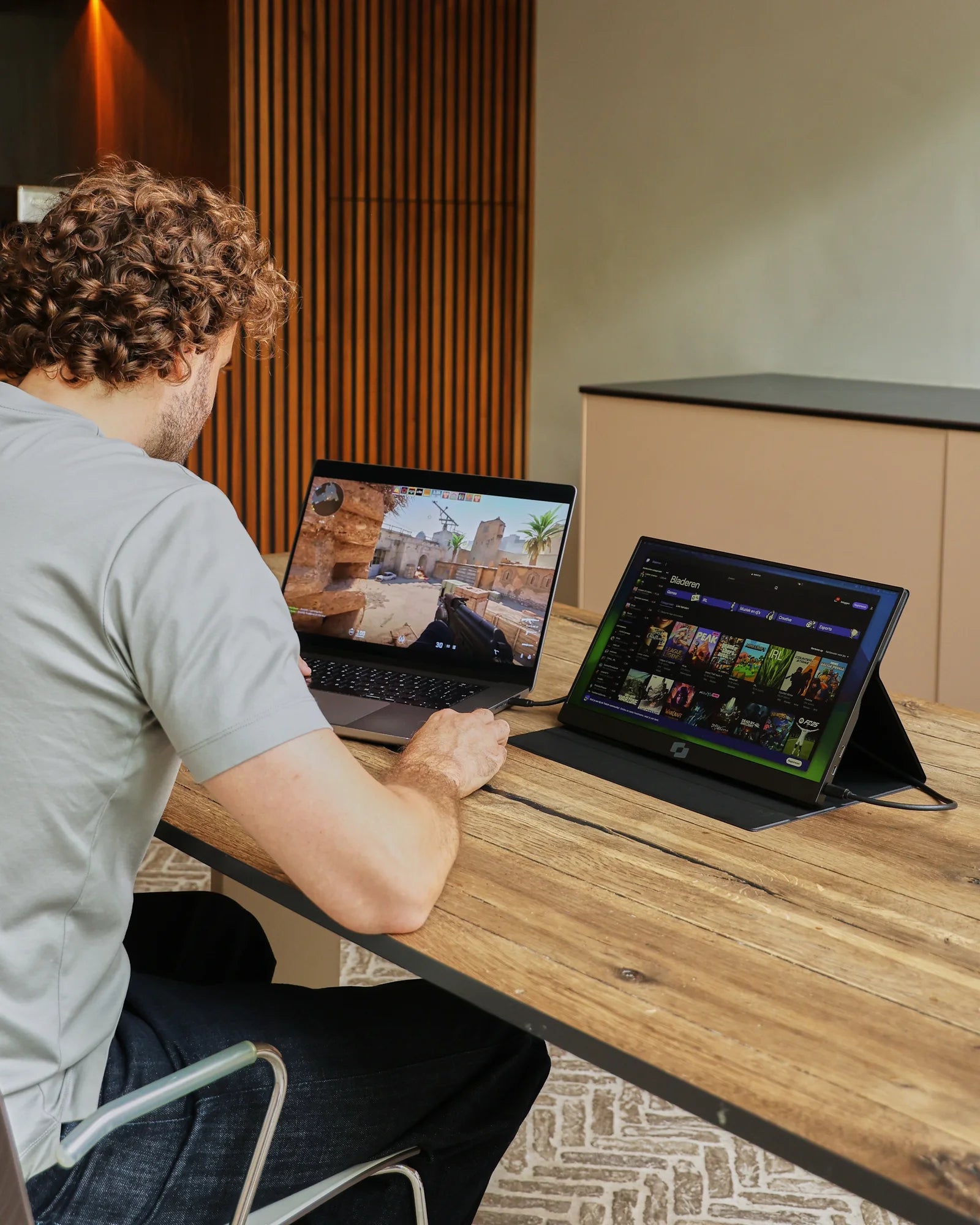 Professional werkt met laptop en Screenmate Lite