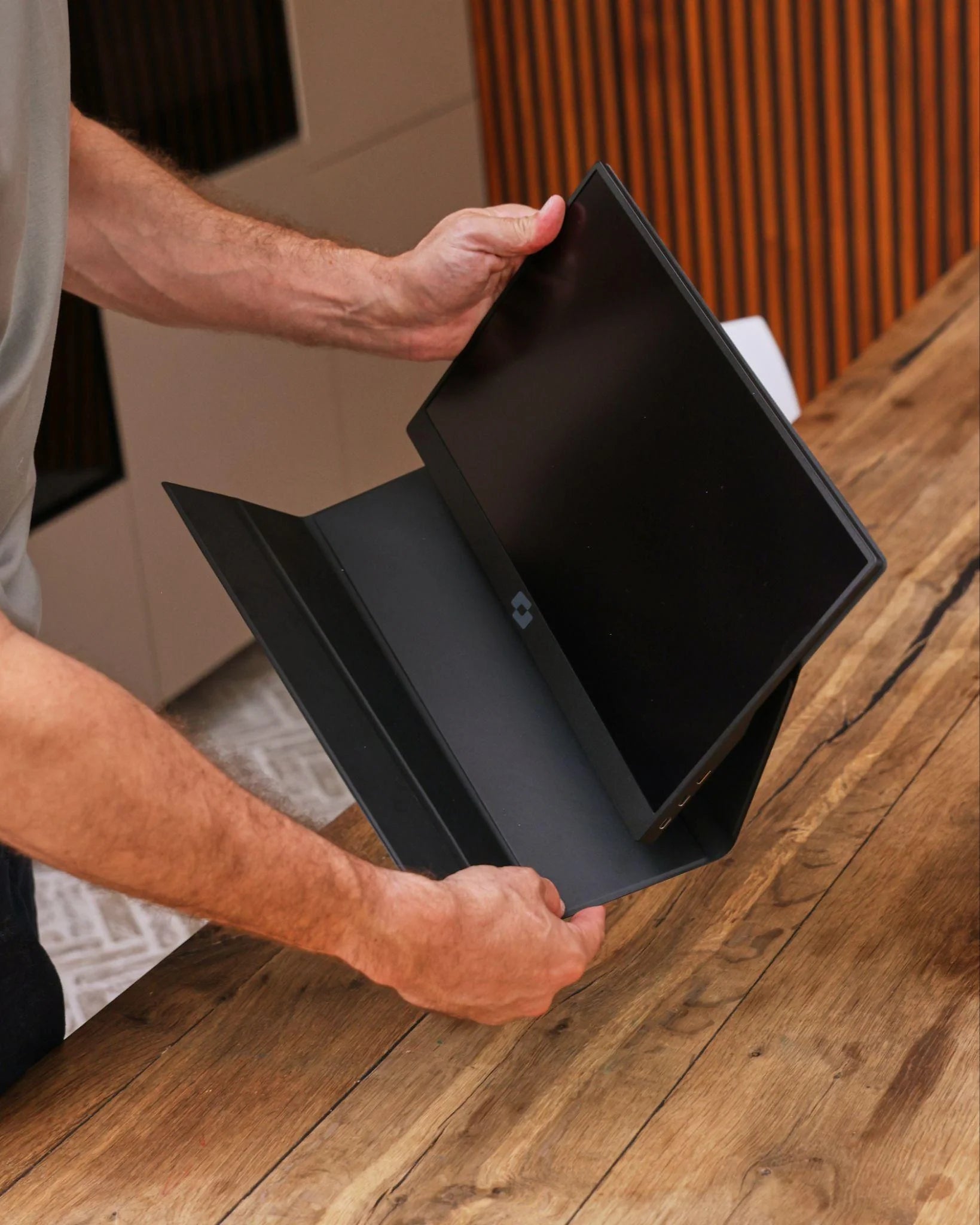 Close-up van de Screenmate Lite met beschermhoes in de hand