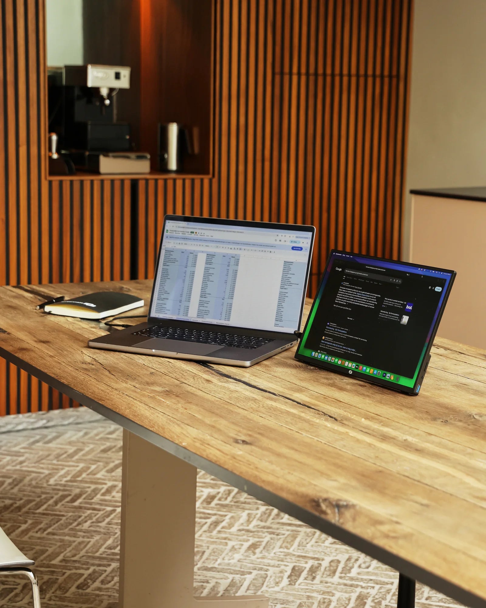 Screenmate One staat zelfstandig naast een laptop op tafel