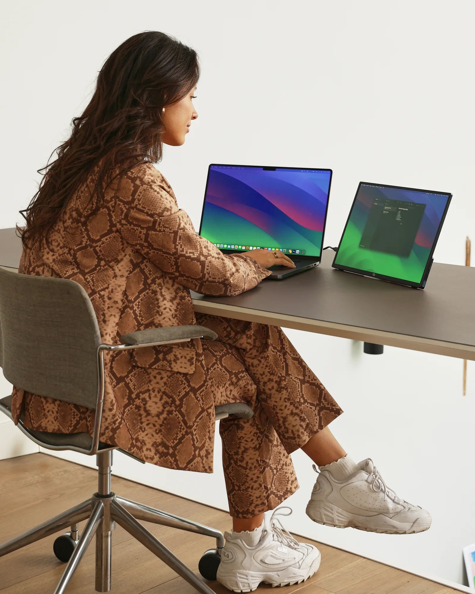 Professional werkt met Screenmate One naast haar laptop bij het raam