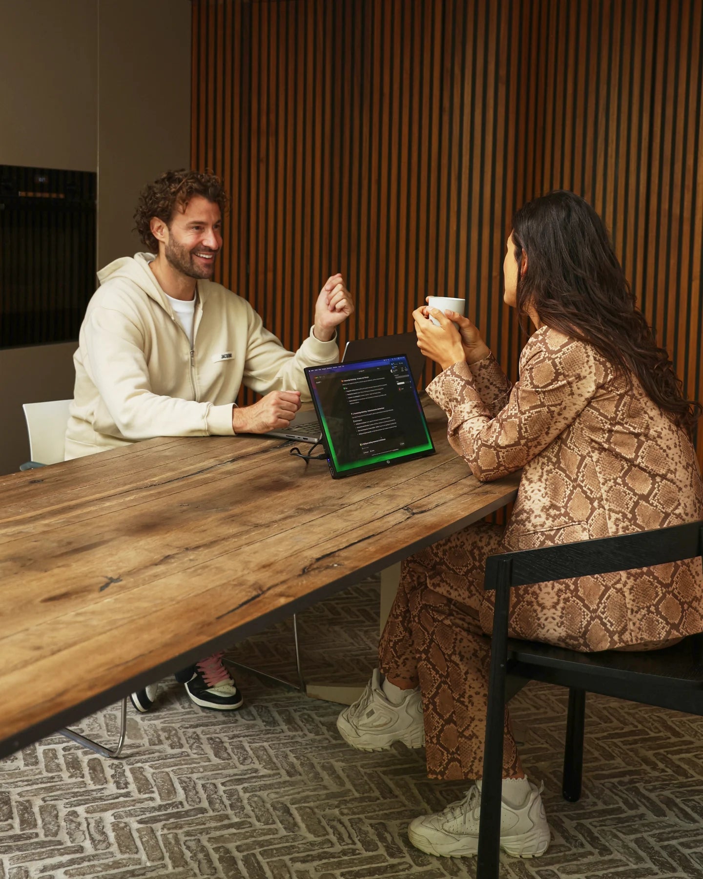Twee collega’s bespreken hun werk met Screenmate One